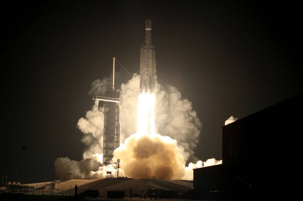 Agência espacial europeia faz manobra e evita colisão entre satélites