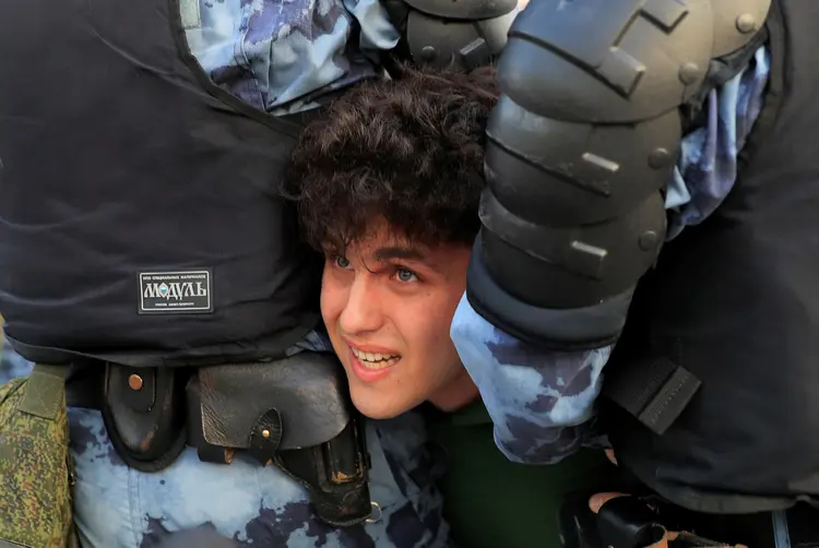 Manifestantes foram detidos pela polícia russa (Tatyana Makeyeva/Reuters)