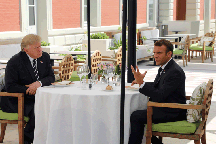 Almoço entre Trump e Macron: Trump mostrou-se satisfeito com o ambiente em torno do G7 até o momento (Ludovic Marin/Reuters)