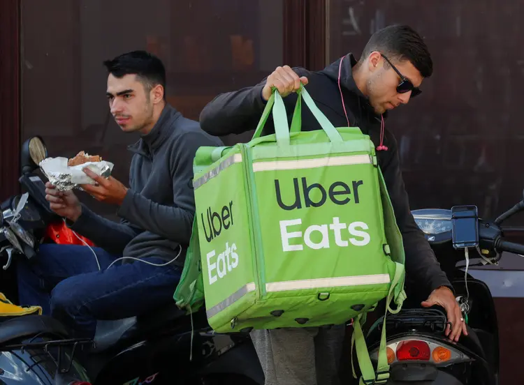 Entregadores do UberEats: taxa de entrega será grátis para quem assinar plano e fazer pedido com valor mínimo  (Valentyn Ogirenko/Reuters)