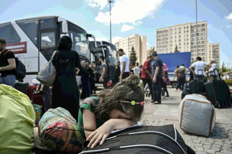 Crise humanitária: menina síria chora após caminhar da Turquia à Síria, em 6 de agosto de 2019 em Istambul (AFP/AFP)