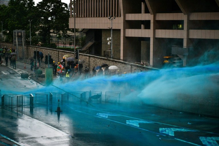 Hong Kong usa jatos de água com tinta azul para marcar manifestantes