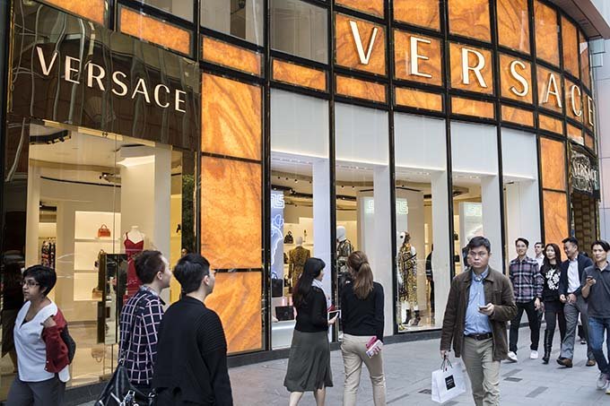 Gigantes do luxo, Versace, Coach e Givenchy enfrentam "fúria" chinesa