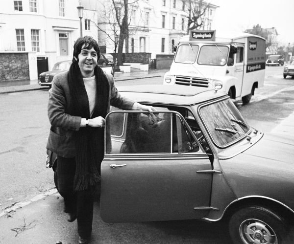 Paul McCartney (The Beatles) e o Mini: clássico (BMW Group/Divulgação)