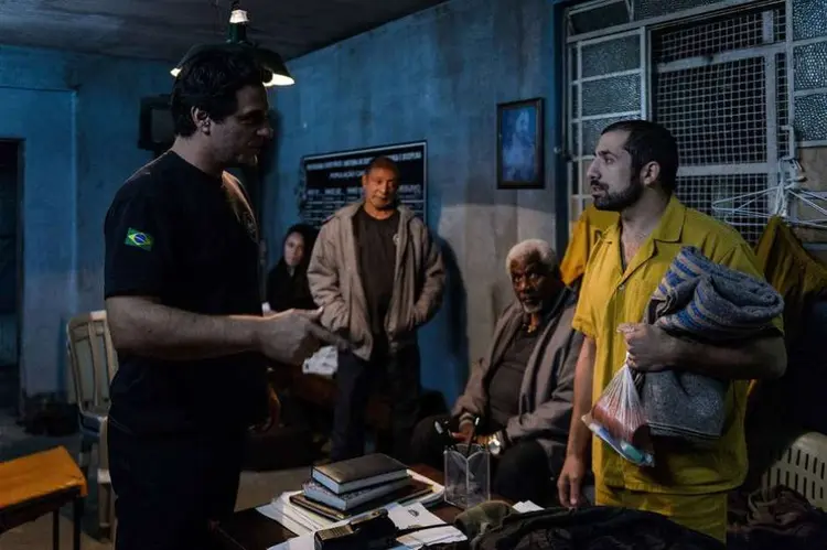 Carcereiros: filme é estrelado pelos atores Rodrigo Lombardi (Adriano) e Kaysar Dadour (Abdel) (Divulgação/Divulgação)