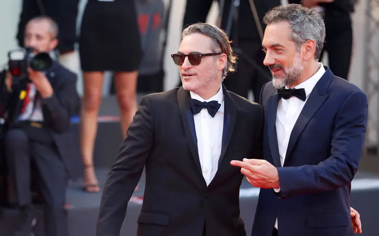 Joaquin Phoenix e o diretor Todd Phillips (Yara Nardi/Reuters)