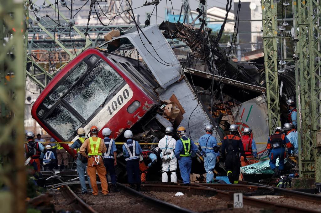Acidente entre caminhão e trem deixa um morto e 30 feridos no Japão
