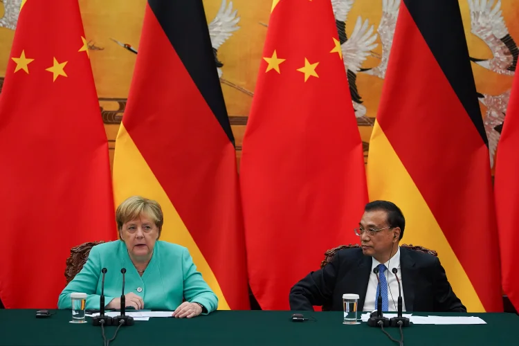 Chanceler alemã, Angela Merkel, ao lado do primeiro-ministro chinês, Li Keqiang (Andrea Verdelli/Reuters)
