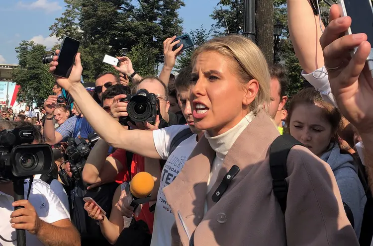 Manifestações na Rússia: Representante da oposição russa, Lyubov Sobol, discursa durante manifestação (Maria Tsvetkova/Reuters)