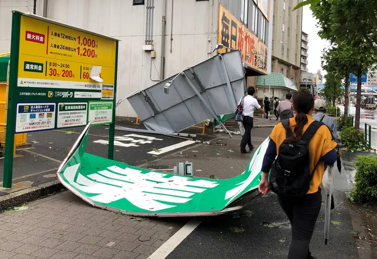 Estragos: tufão Faxai deixa placas retorcidas em Tóquio, Japão (Kiyoshi Takenaka/Reuters)