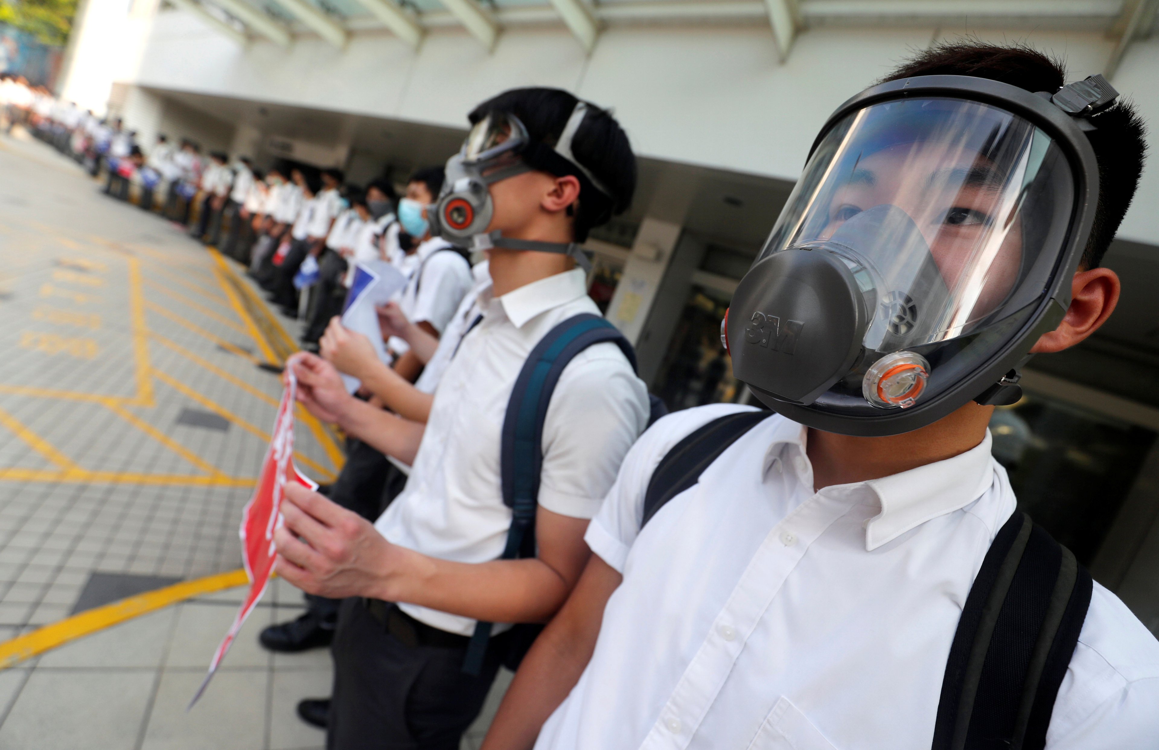 Estudantes de Hong Kong formam corrente em protesto contra o governo