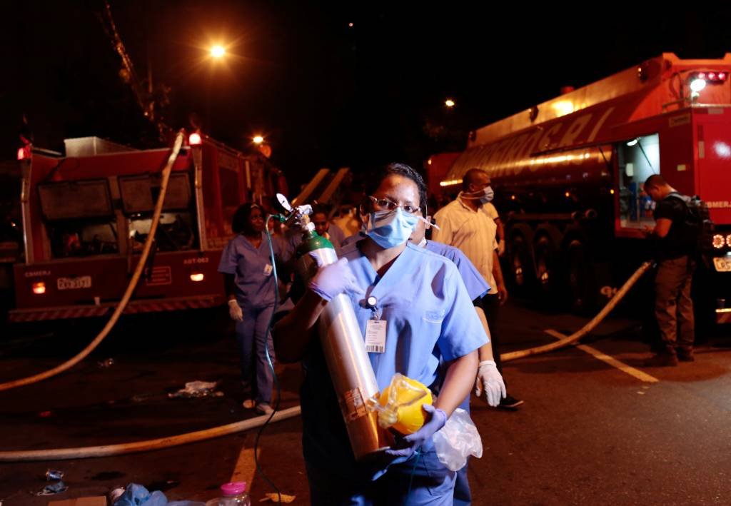 Hospital: Pelo menos seis das 11 vítimas fatais do incêndio estão sendo sepultadas neste sábado, no Rio (Ian Cheibub/Reuters)