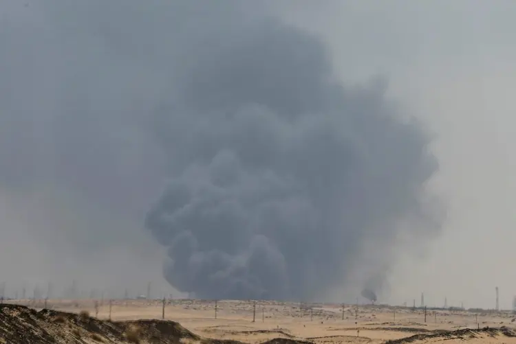 Fumaça em planta da Aramco após ataques, em Asqaiq, na Arábia Saudita, dia 14/9/2019 (Reuters/Reuters)