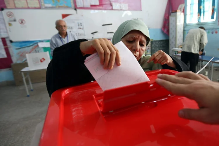 Mulher vota em Tunis, na Tunísia, dia 15/9/2019
 (Muhammad Hamed/Reuters)