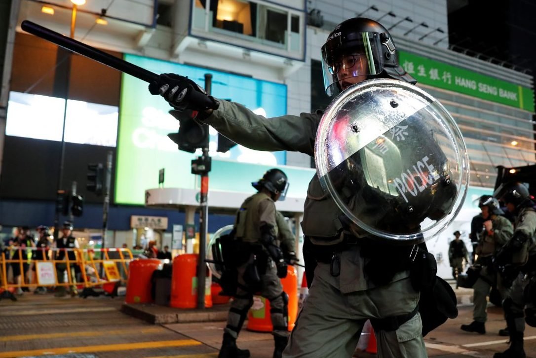 Em dia de protestos, manifestantes em Hong Kong pedem apoio britânico