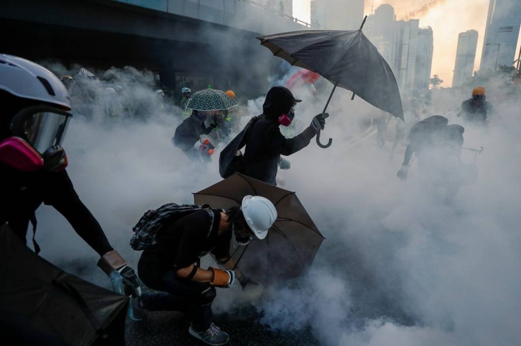 Violência em Hong Kong com gás lacrimogêneo e coquetéis molotov