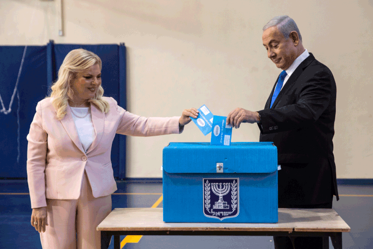 Benjamin Netanyahu e esposa, Sara Netanyahu: pesquisas divulgadas pela imprensa apontam o Likud (direita) de Netanyahu e a formação Kahol Lavan ("Azul-Branco") de Benny Gantz, empatados (Heidi Levine/Pool/Reuters)