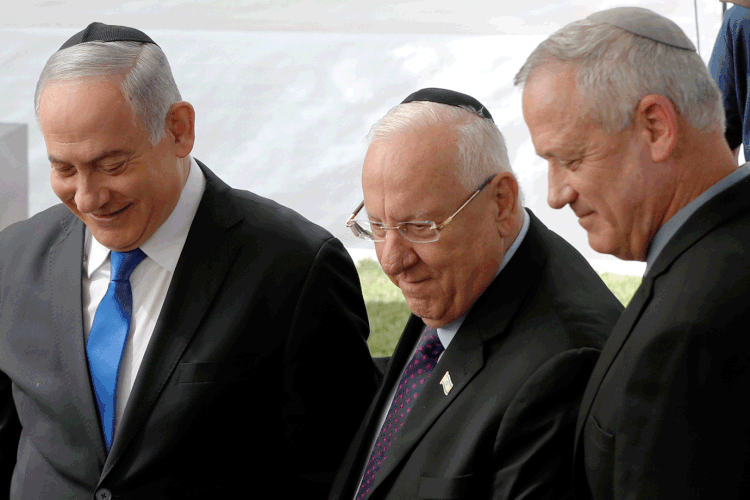 Benjamin Netanyahu, presidente Reuven Rivlin e Benny Gantz: negociadores das duas partes se encontram para tentar acordo (Ronen Zvulun/Reuters)