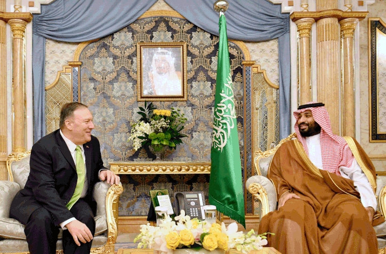 Mike Pompeo, e príncipe herdeiro da Arábia Saudita, Mohammed bin Salman: secretário de Estado norte-americano debateu situação do golfo com herdeiro (Mandel Ngan/Pool/Reuters)