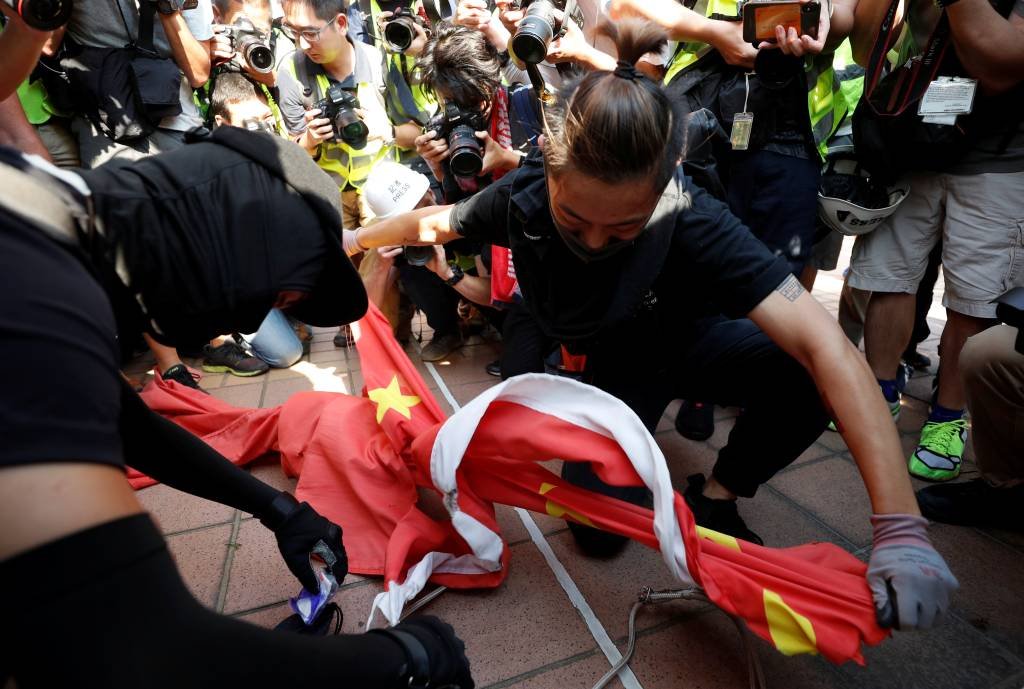 Manifestantes de Hong Kong queimam bandeiras da China; polícia reage