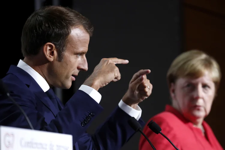 Macron ao lado de Merkel: Após Johnson colocar a culpa no Irã no início do dia, foi a primeira vez que França e Alemanha fizeram o mesmo (Ian Langsdon/Reuters)