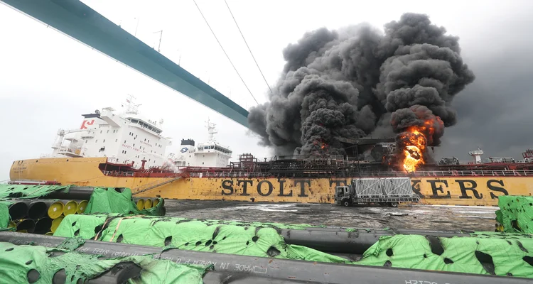 Navio transportava 25 mil toneladas de derivados de petróleo. (Yonhap/Reuters)