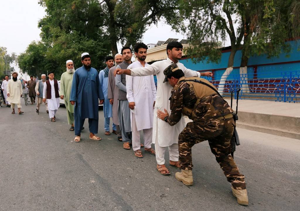 Eleições no Afeganistão são marcadas por tensão e violência