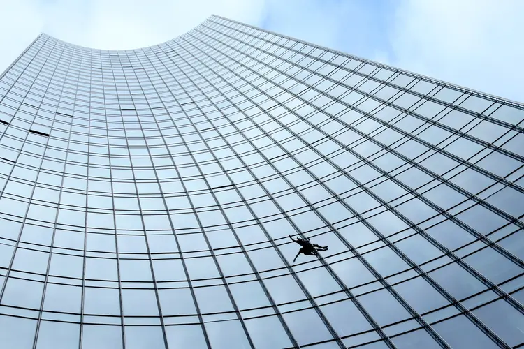 Alain Robert já escalou mais de cem prédios e aparece no Livro Guinness de Recordes. (Ralph Orlowski/Reuters)