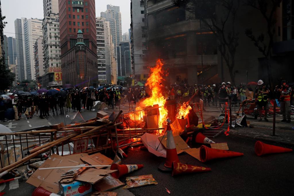 Hong Kong tem protestos violentos antes do aniversário do regime chinês