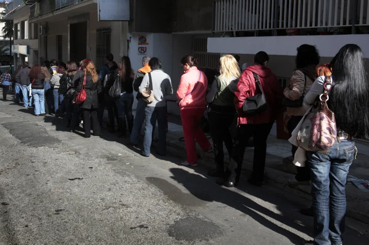 Fila para pedidos de auxílio-desemprego em Atenas, na Grécia 24/10/2011 foto de arquivo) (Yannis Behrakis/Reuters)