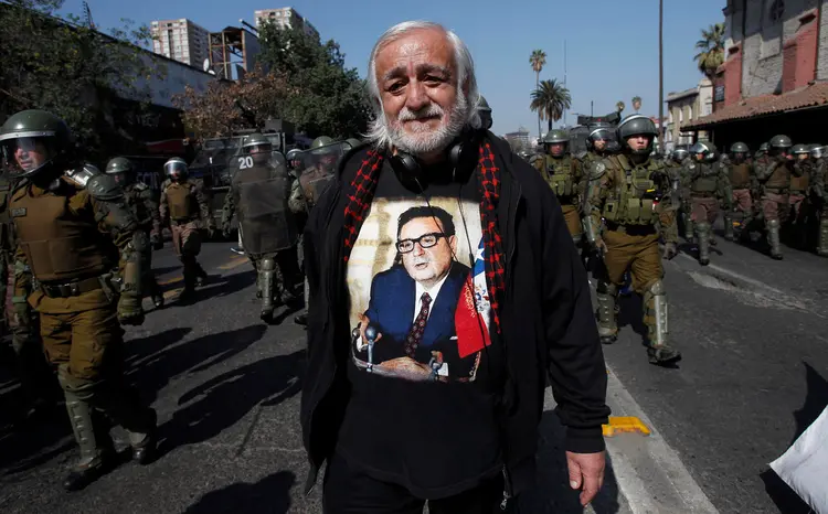 Manifestante participa de marcha em homenagem às vítimas da ditadura de Pinochet (Carlos Vera/Reuters)