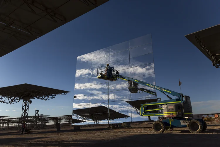 Energia limpa: Previsões indicam que as fontes solar e eólica responderão por metade da energia global até 2050 (Cristobal Olivares/Bloomberg)