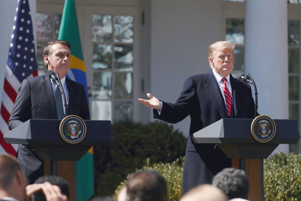 Bolsonaro e Trump: norte-americano anunciou em publicação no Twitter que irá retomar imediatamente tarifas norte-americanas (Andrew Harrer/Bloomberg)