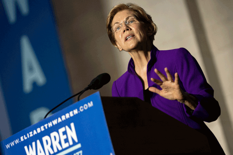 Elizabeth Warren ultrapassa Joe Biden nas intenções de voto entre democratas e independentes, mostraram pesquisas (Jeenah Moon/Bloomberg)