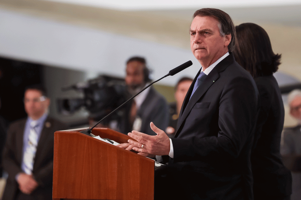 É opinião dele e ele tem razão, diz Bolsonaro sobre fala de Carlos