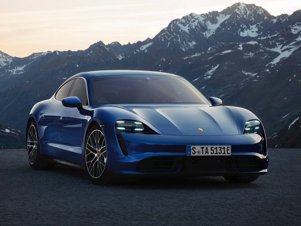 Para competir com a Tesla, Porsche lança seus primeiros carros elétricos