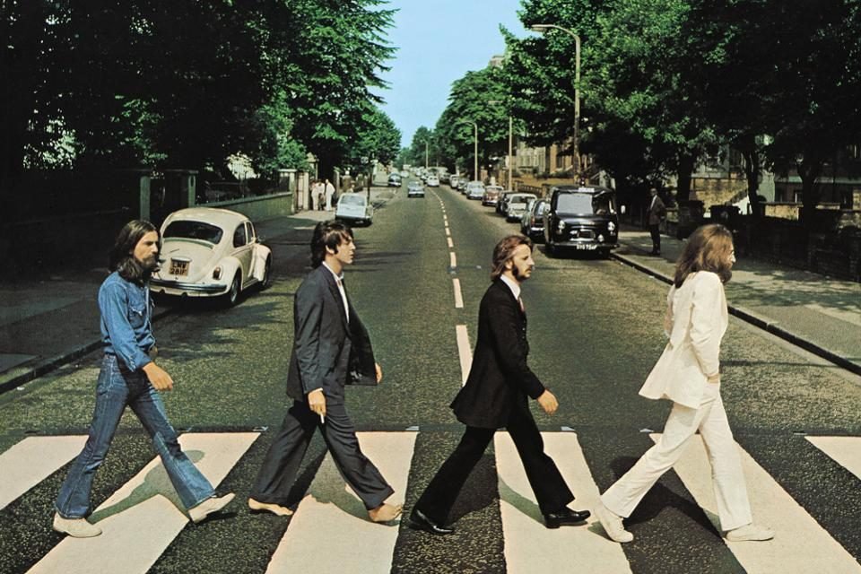Faixa de pedestres de disco dos Beatles é repintada durante quarentena