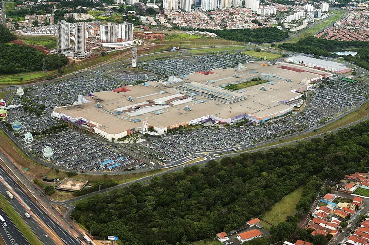 Vista aérea do Parque Dom Pedro, shopping em Campinas, SP, tirada antes da pandemia: hoje o estacionamento está praticamente vazio (Shopping Parque Dom Pedro/Divulgação)