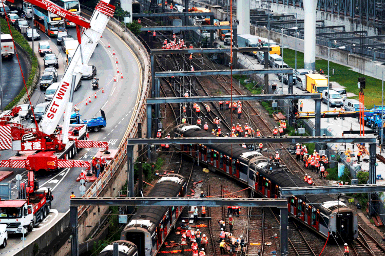 Hong Kong: três vagões ficaram atravessados na ferrovia (Tyrone Siu/Reuters)