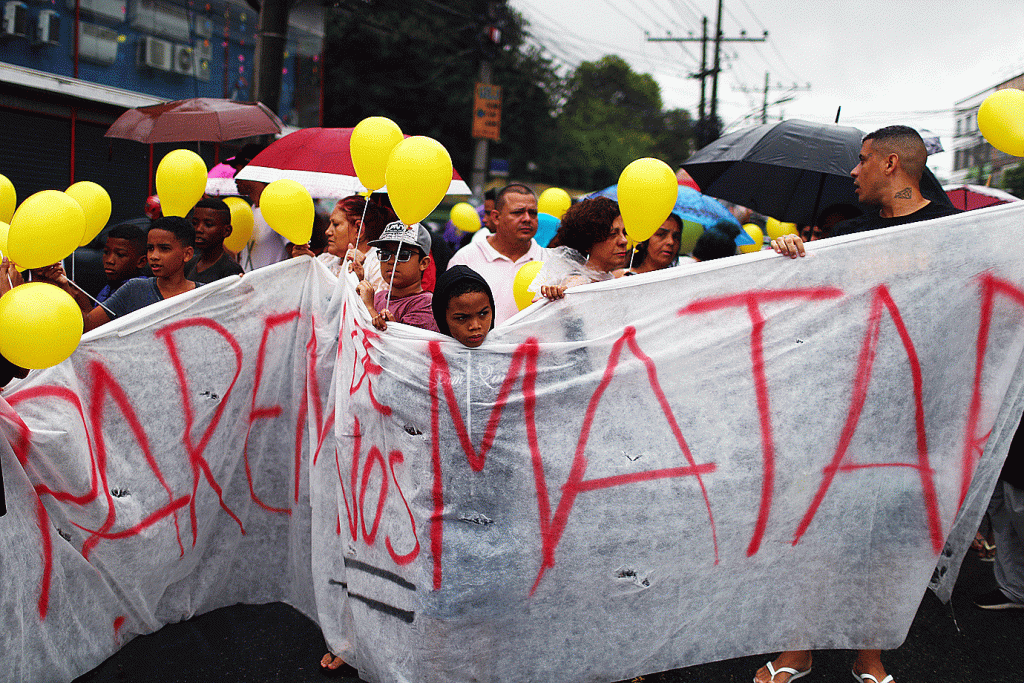 Rio de Janeiro/imagem de arquivo: protesto da população após morte pela polícia no RJ (Pilar Olivares/Reuters)