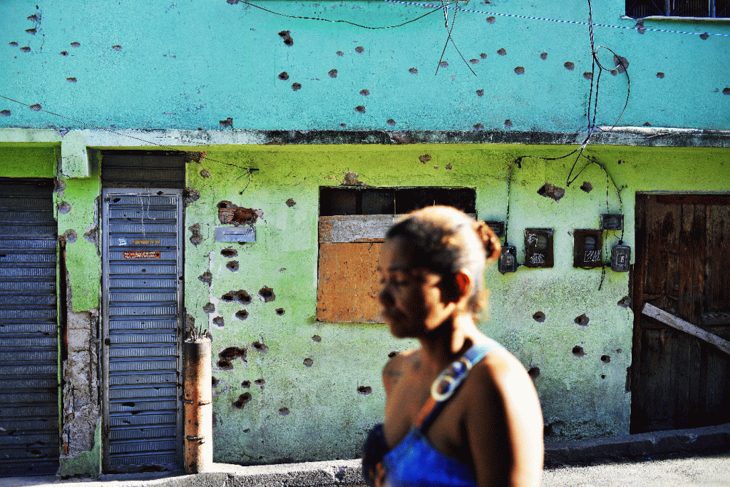 Com tiroteios frequentes, moradores de favelas do Rio vivem rotina de medo