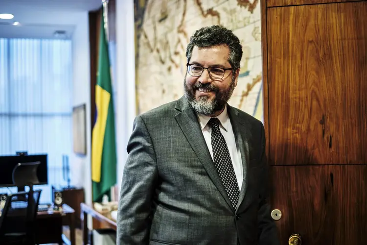 Ernesto Araujo: Ministro das Relações Exteriores fala com jornalistas, ao lado do deputado Eduardo Bolsonaro, depois de encontro com o presidente dos EUA. 30/8/2019 (Gustavo Minas/Bloomberg)