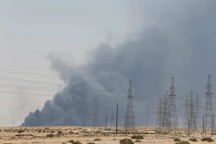 Arábia Saudita: imagens filmadas pela Reuters mostravam chamas vivas e grossas fumaças subindo em direção ao céu (Stringer/Reuters)