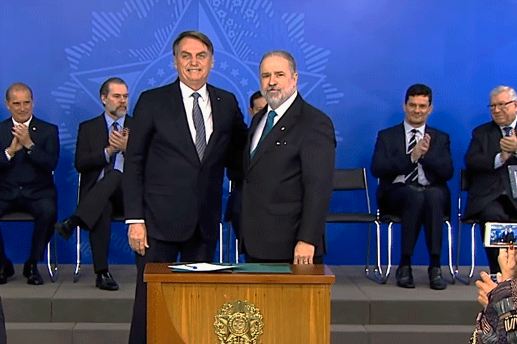 MP deve ser independente, mas responsável, diz Bolsonaro na posse de Aras