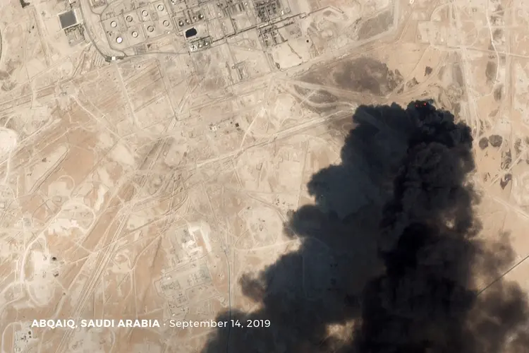 Ataque a refinaria: no sábado, os rebeldes huthis do Iêmen assumiram a responsabilidade pelos ataques realizados, mas Arábia Saudita e EUA culpam Irã (Planet Labs Inc/Handout/Reuters)