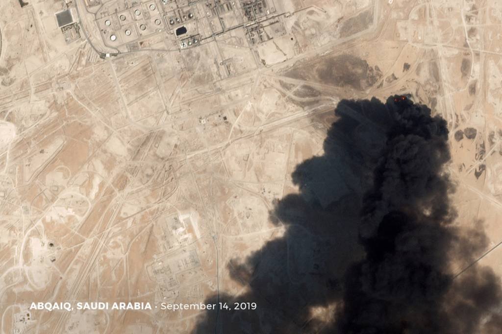 Imagem de satélite mostra campo de petróleo atacado na Arábia Saudita: reino crê que armas usadas em ataque seriam de origem iraniana (Reuters/Planet Labs Inc/Handout)