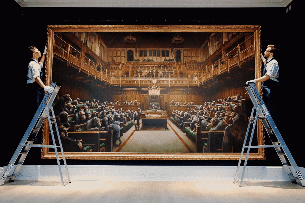 Obra de Banksy que mostra parlamento britânico cheio de macacos é leiloada