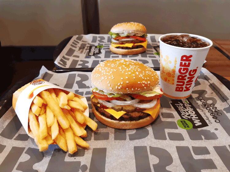 BK: Restaurant Brands International, dona das marcas Burger King, Tim Hortons e Popeyes na América do Norte, se prepara para reabrir os salões em breve (Karin Salomão/Exame)