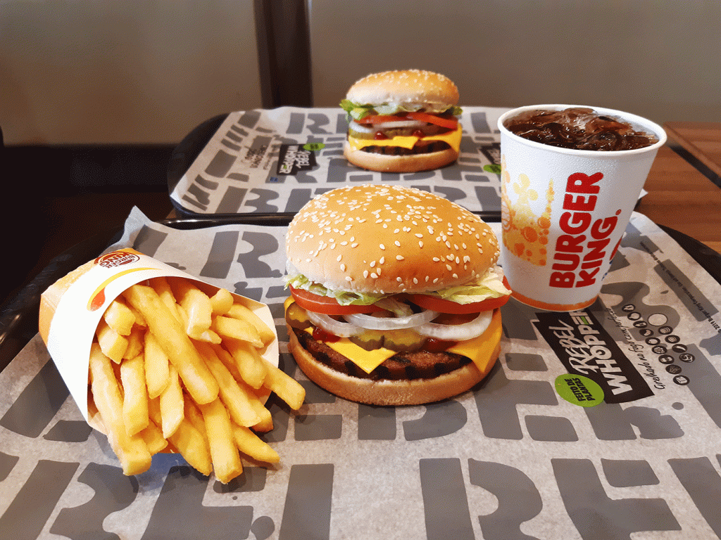 Burger King cria saco de pipoca com fundo falso para esconder