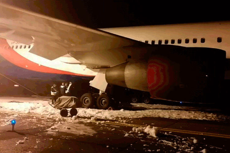 Sibéria: Boeing 767-300 fez aterrissagem de emergência na noite desta quarta-feira na cidade de Barnaul (Russian Investigative Committee/Getty Images)